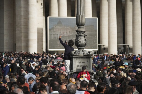 Fieles se reúnen afuera de la Basílica de San Pedro para el funeral del papa Francisco en el Vaticano, el sábado 26 de abril de 2025. (AP Foto/Andrew Medichini)