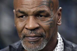 Foto del 24 de septiembre del 2023, el excampeón de boxeo peso pesado Mike Tyson en el campo antes del encuentro de la NFL entre los Raiders de Las Vegas y los Steelers de Pittsburgh. (AP Foto/Mark J. Terrill, Archivo)