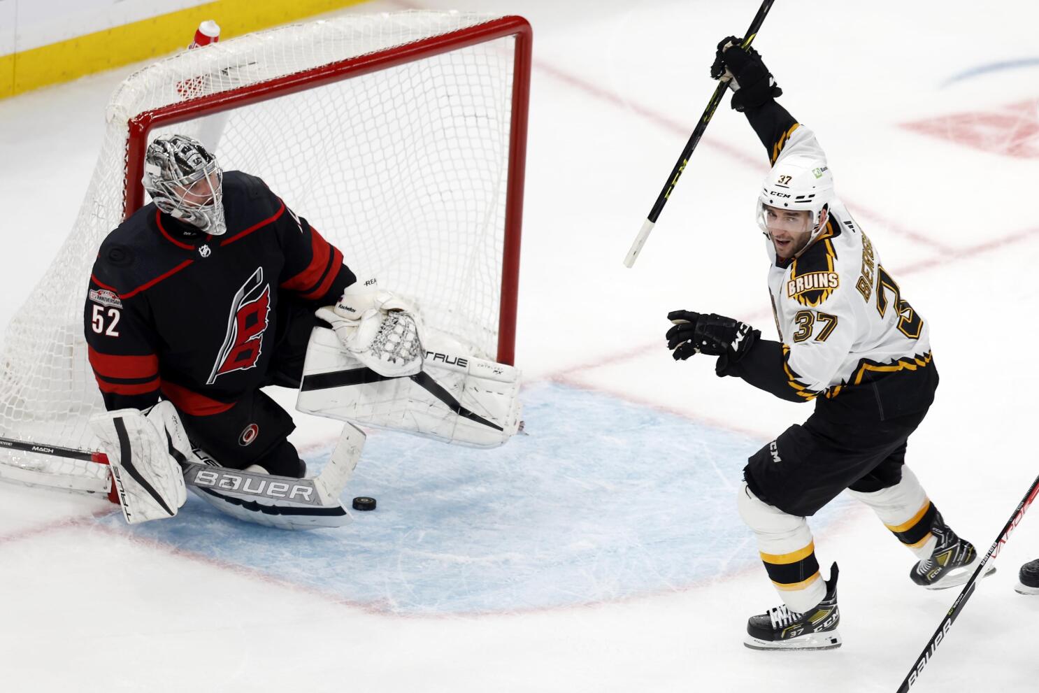 Bruins defeat Devils, tie NHL single-season wins mark