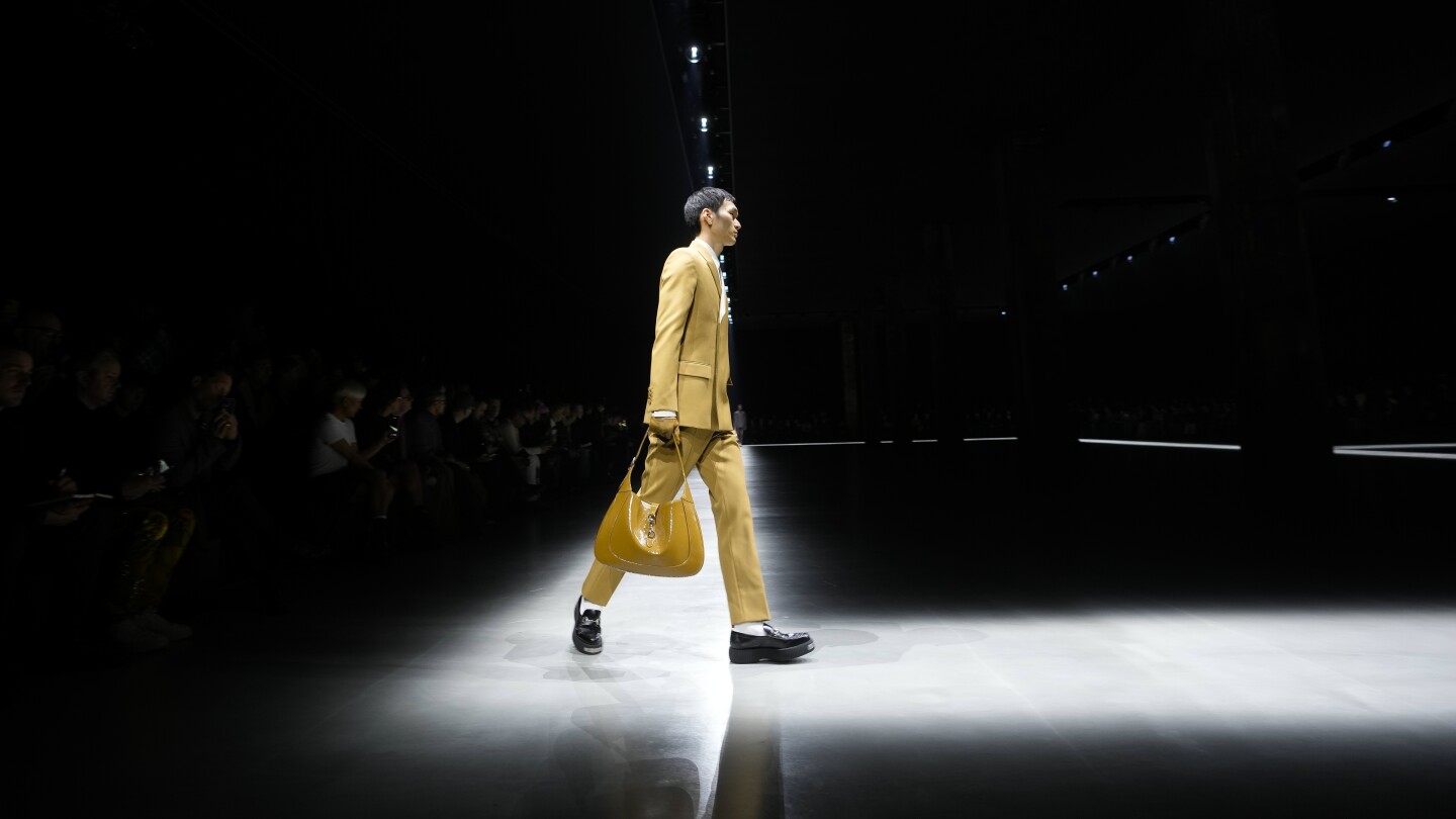 Новият креативен директор на Gucci се впуска в мъжко облекло с леко блестящи, подривни класики