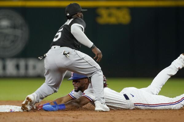 CHICAGO, IL - JUNE 11: Texas Rangers first baseman Nathaniel Lowe