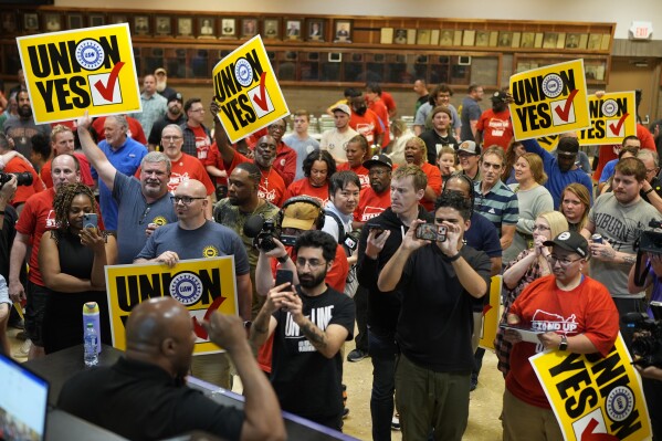 Pracownicy fabryki samochodów Volkswagen świętują zwycięstwo w głosowaniu za przystąpieniem do UAW w piątek, 19 kwietnia 2024 r., w Chattanooga w stanie Tennessee (AP Photo/George Walker IV).