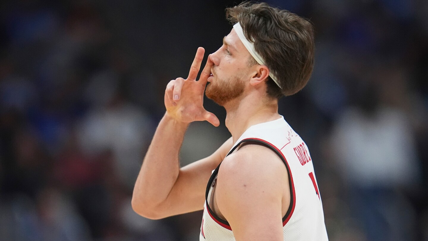 Wisconsin back in March Madness win column, 85-66 over Montana