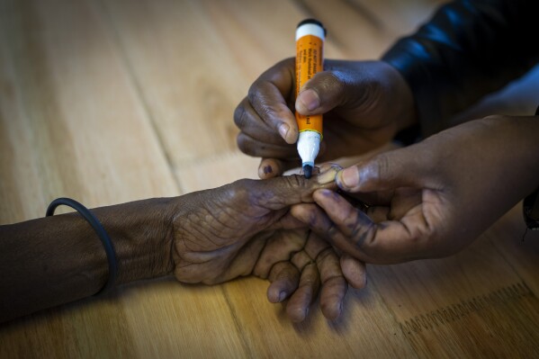 La mano de una mujer está etiquetada después de emitir su voto el miércoles 29 de mayo de 2024 durante las elecciones generales en Nkandla, KwaZulu-Natal, Sudáfrica.  Los votantes sudafricanos emitieron sus votos en unas elecciones consideradas las más importantes en su país en 30 años, una elección que puede colocarlos en territorio inexplorado en la corta historia de su democracia, ya que el dominio de tres décadas del ANC se ha convertido en el blanco de las primeras críticas. elecciones.  Una nueva generación de descontento en un país de 62 millones de habitantes, de los cuales se estima que la mitad vive en la pobreza.  (Foto AP/Emilio Morenatti)