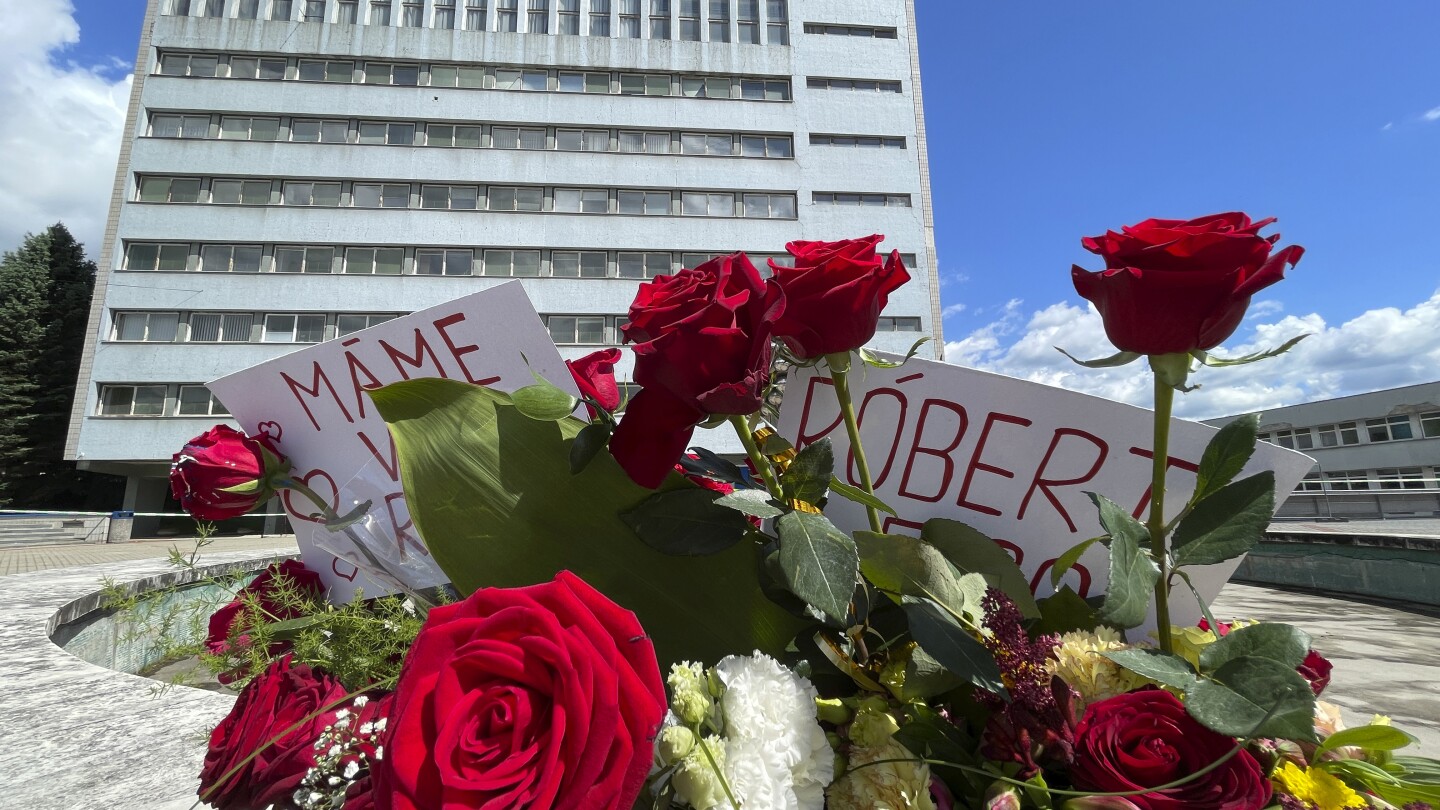 Състоянието на словашкия премиер остава тежко, но прогнозата е положителна след опит за убийство