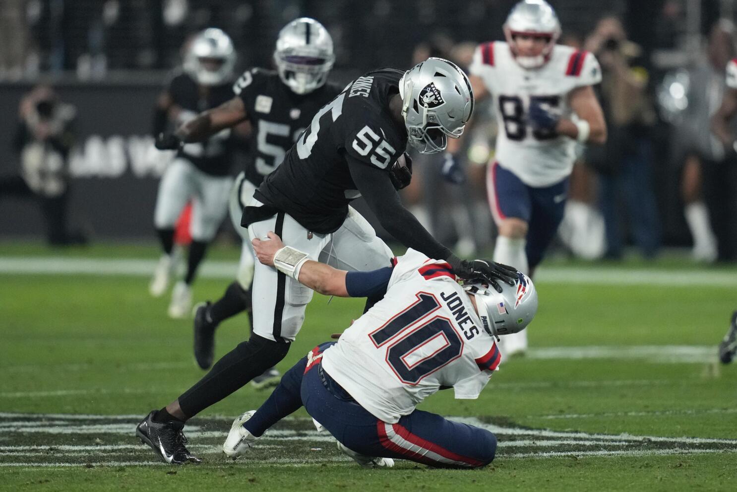 NFL roundup: Patriots fumble away game to Raiders on last play