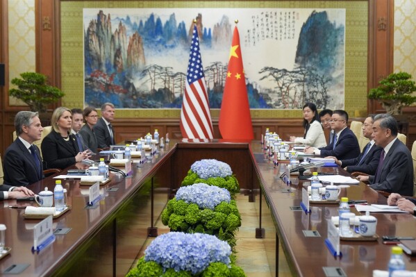 Държавният секретар на САЩ Антъни Блинкен, вляво, разговаря с китайския външен министър Ван И, вдясно, по време на срещата им в къщата за гости Diaoyutai, петък, 26 април 2024 г., в Пекин, Китай.  (AP Photo/Марк Шийфелбайн, Пол)
