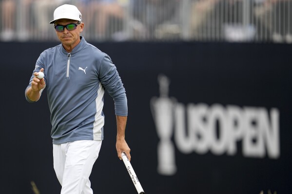 Rickie Fowler waves after setting scoring record with a 62 in the first round of the U.S. Open golf tournament at Los Angeles Country Club on Thursday, June 15, 2023, in Los Angeles. (AP Photo/George Walker IV)