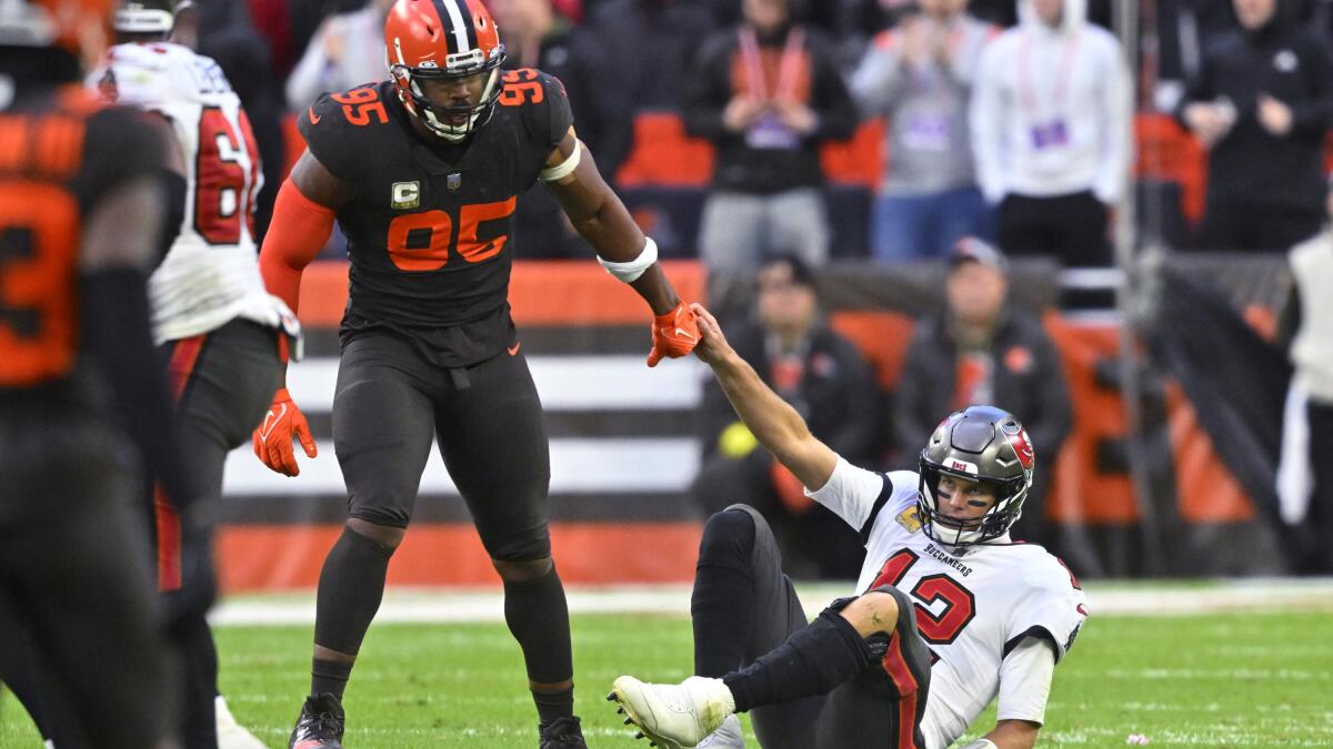 Cleveland Browns tie the game late, finish it 23-17 against Tampa