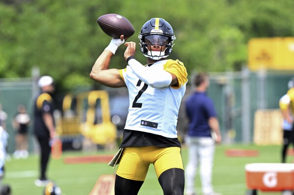 Pittsburgh Steelers quarterback Justin Fields throws a pass during the team's NFL OTA's football practice in Pittsburgh, Tuesday, May 21, 2024. (Sebastian Foltz/Pittsburgh Post-Gazette via AP)