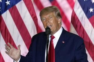 ARQUIVO - O ex-presidente americano Donald Trump anuncia sua terceira candidatura à presidência durante um discurso em Mar-a-Lago, em Palm Beach, Flórida, EUA, 15 de novembro de 2022. Na quinta-feira, 01 de dezembro de 2022, um procurador disse que Trump "sabia exatamente o que estava acontecendo" com os executivos de alto escalão das Organizações Trump, que tramaram por anos para sonegar impostos sobre benefícios pagos pela empresa. (Foto AP/Rebecca Blackwell, Arquivo)