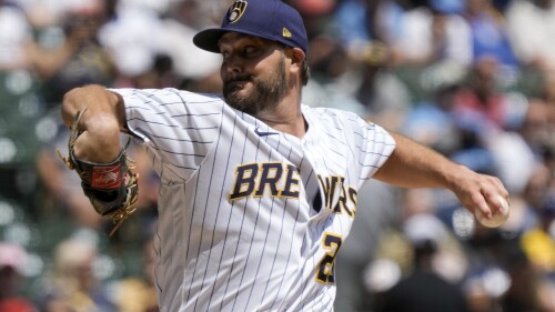 Milwaukee Brewers startende werper Wade Miley tijdens de eerste inning van een honkbalwedstrijd tegen de Cincinnati Reds op zondag 9 juli 2023 in Milwaukee.  (AP Foto/Maury Gach)