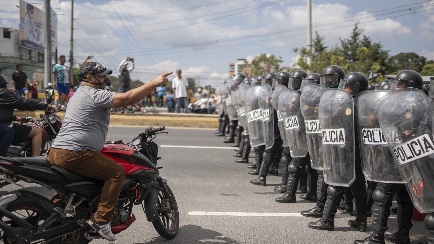 De Guatemalteekse politie begon wegversperringen te verwijderen die waren opgeworpen door demonstranten nadat de president met hardhandig optreden had gedreigd