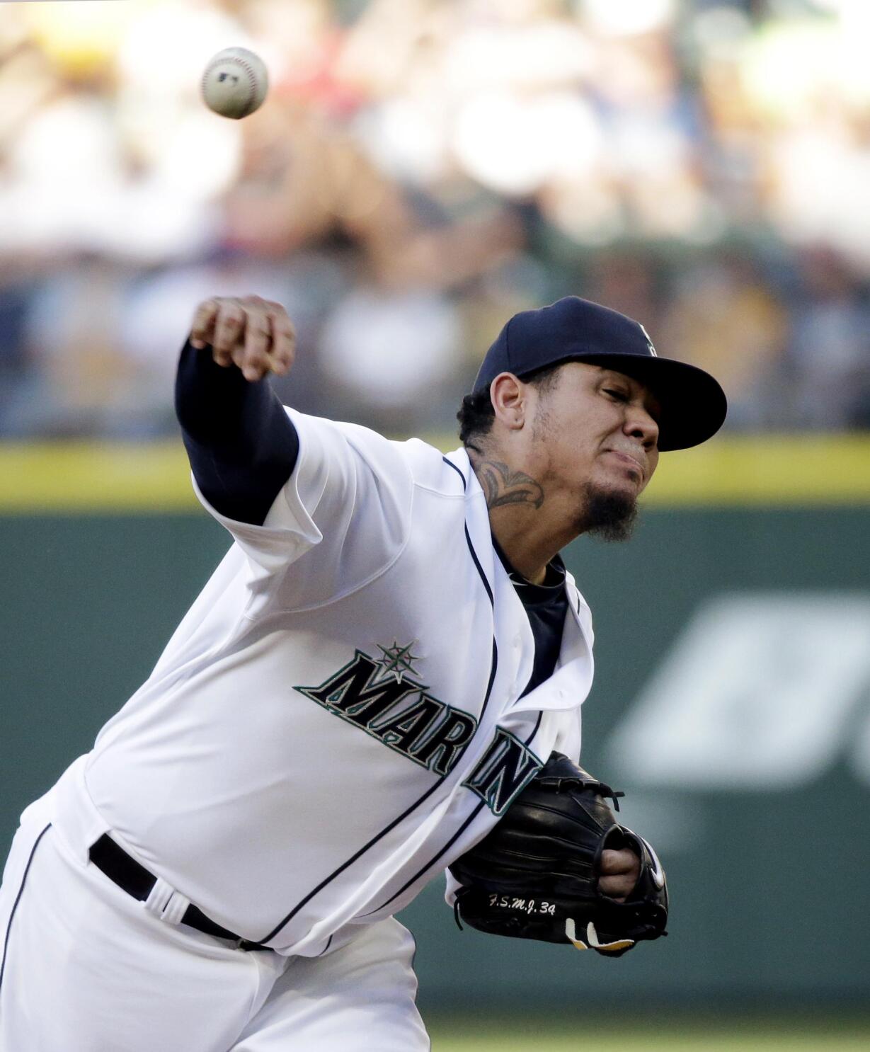 Hernandez outpitches Bumgarner as Mariners beat Giants 2-0