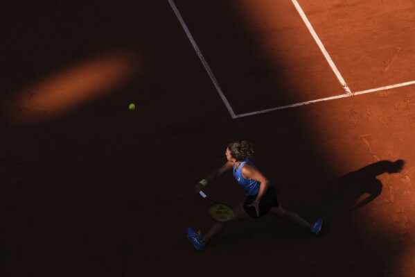 Italy's Jasmine Paolini stretches to return the ball to Ukraine's Yulia Starodubtseva during their third-round match of the French Tennis Open at the Roland-Garros stadium in Paris, Friday, May 30, 2025. (AP Photo/Lindsey Wasson)