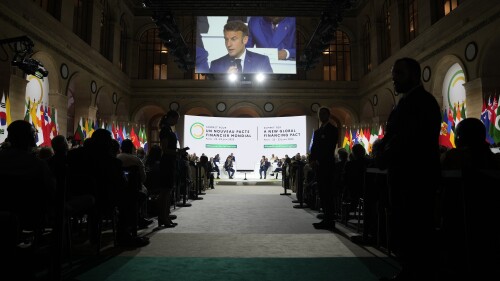 El presidente francés Emmanuel Macron habla en la sesión de clausura de la Cumbre por un Nevo Pacto Financiero Global, el viernes 23 de junio de 2023 en París. (AP Foto/Lewis Joly, Pool)