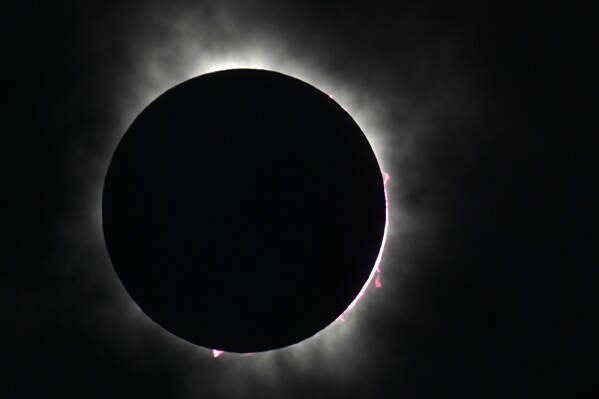 يغطي القمر الشمس أثناء كسوف كلي للشمس، كما يظهر من فورت وورث، تكساس، الاثنين 8 أبريل 2024. (AP Photo/LM Otero)