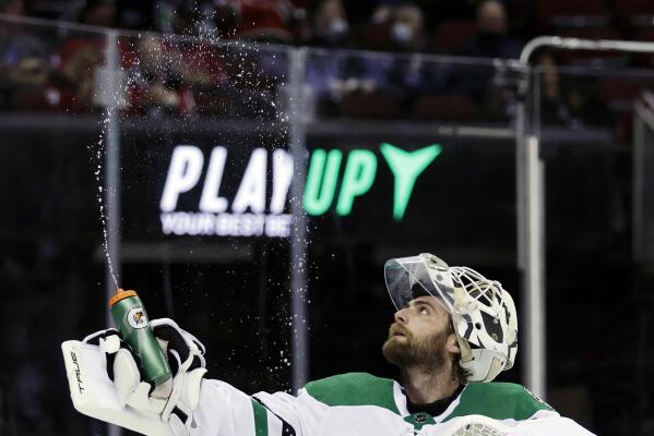 Stars win fifth straight to take Central Division lead with regular