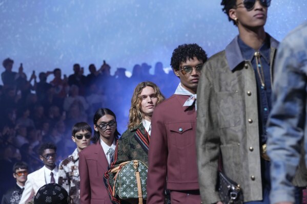 Modellen dragen creaties van Louis Vuitton als onderdeel van de herenconfectiecollectie herfst/winter 2024-2025, gepresenteerd in Parijs, dinsdag 16 januari 2024. (AP Photo/Thibault Camus)