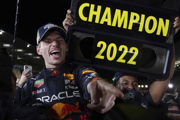 El piloto de Red Bull Max Verstappen celebra tras ganar el Gran Premio de Japón y el campeonato de la Fórmula Uno, el domingo 9 de octubre de 2022. (AP Foto/Toru Hanai)