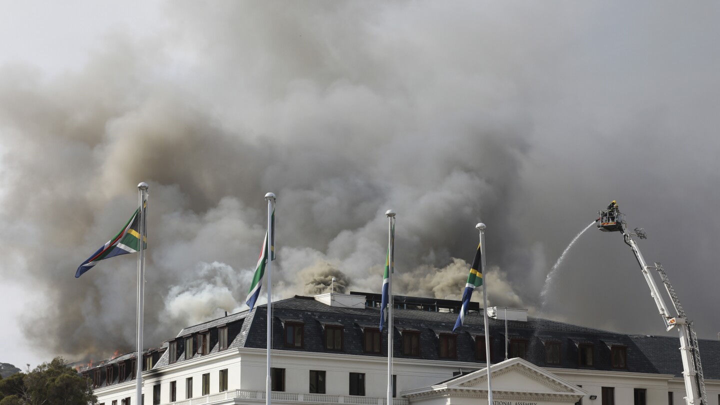 Мъж, обвинен в тероризъм заради пожар в южноафриканския парламент, е обявен за негоден да бъде изправен пред съда