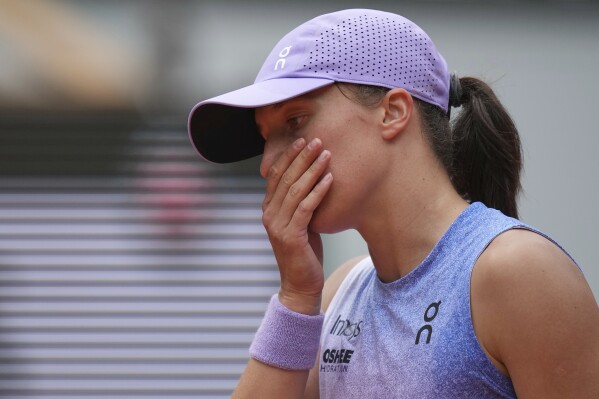 Poland's Iga Swiatek reacts as she plays Kazakhstan's Elena Rybakina during their fourth round match of the French Tennis Open, at the Roland-Garros stadium, in Paris, Sunday, June 1 2025. (AP Photo/Christophe Ena)
