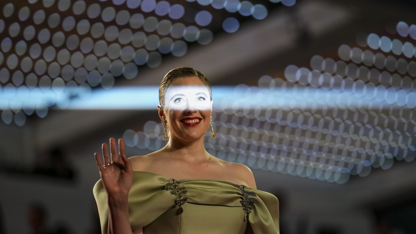 Как един фотограф използва заблудена светкавица, за да направи звездата Грета Геруиг да изглежда ефирна