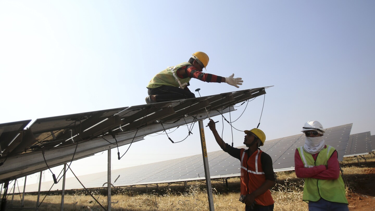 БЕНГАЛУРУ Индия AP — От години проектите за възобновяема енергия