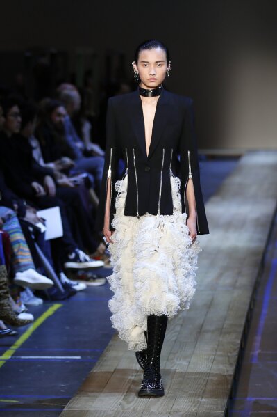 Alexander McQueen Paris Ready to Wear Autumn Winter Cropped legs
