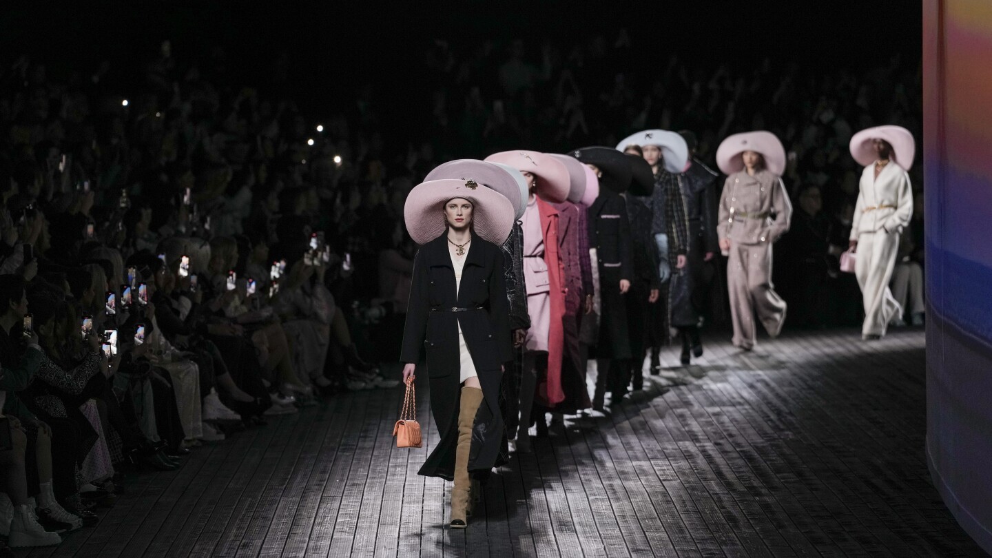 Chanel преразглежда корените на Довил с кинематографичен привкус на Седмицата на модата в Париж