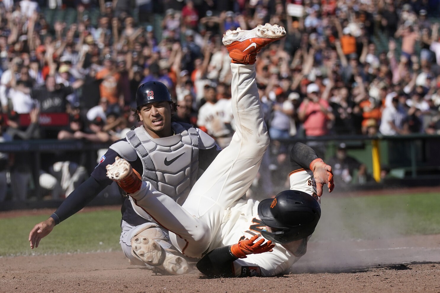 Giants Beat Padres, Win NL West Title on Season's Final Day - GV