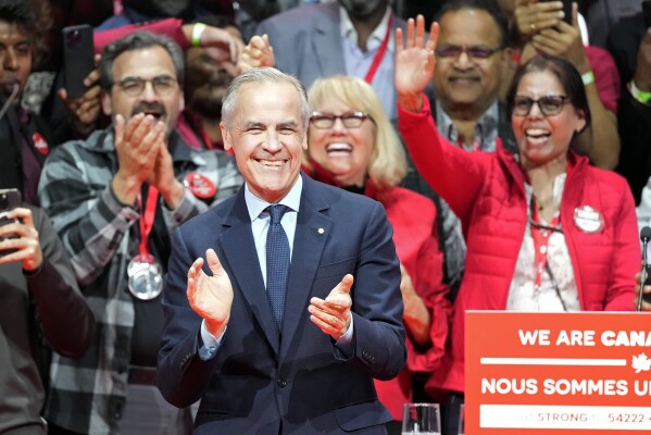 O primeiro -ministro canadense Mark Carney sorri no palco na sede da campanha depois que o Partido Liberal venceu a eleição canadense em Ottawa, Ontário, terça -feira, 29 de abril de 2025. (Frank Gunn/The Canadian Press via AP)