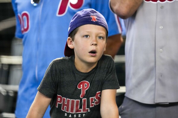 Ryan Howard blast gives Philadelphia Phillies early 2-0 lead in Game 4 
