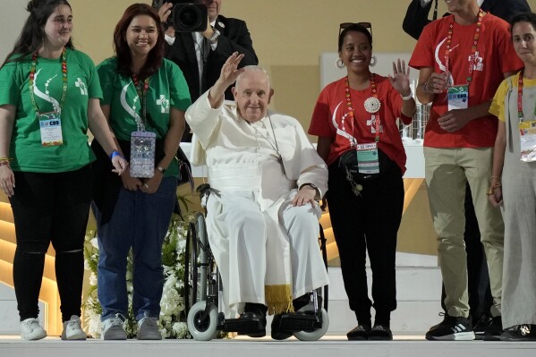 El papa Francisco saluda cuando llega al Parque Tejo en Lisboa, el sábado 5 de agosto de 2023, para el rebaño de la 37ª Jornada Mundial de la Juventud. El domingo por la mañana, el último día de su viaje de cinco días a Portugal, Francisco presidirá un Misa final al aire libre en la Jornada Mundial de la Juventud, cuando se espera que las temperaturas en Lisboa superen los 40 grados C (104F), antes de regresar al Vaticano.  (Foto AP/Armando Franca)