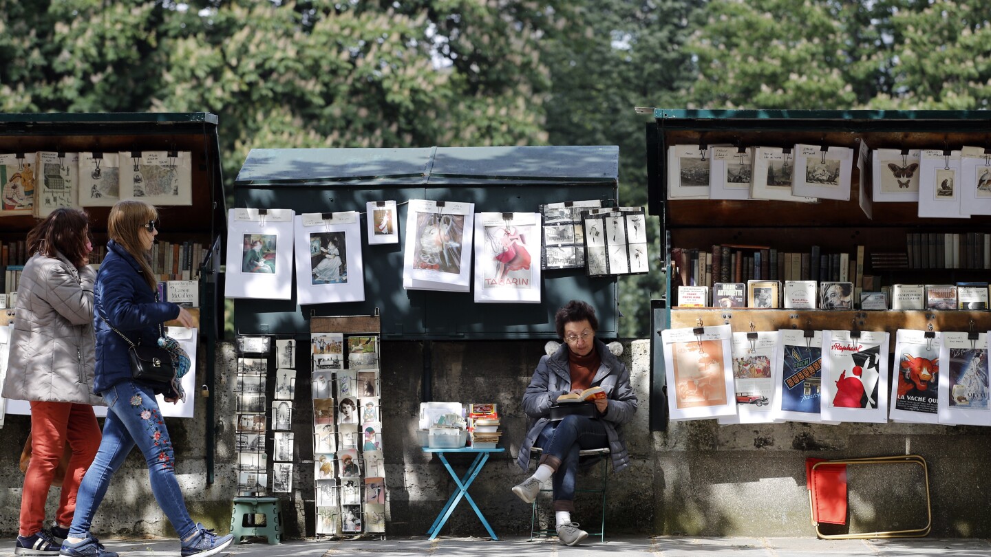 Намесата на президента поддържа крайречните книжарници на Париж за Олимпиадата
