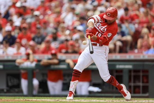Joey Votto homers, adds 2-run single in return to Reds' lineup