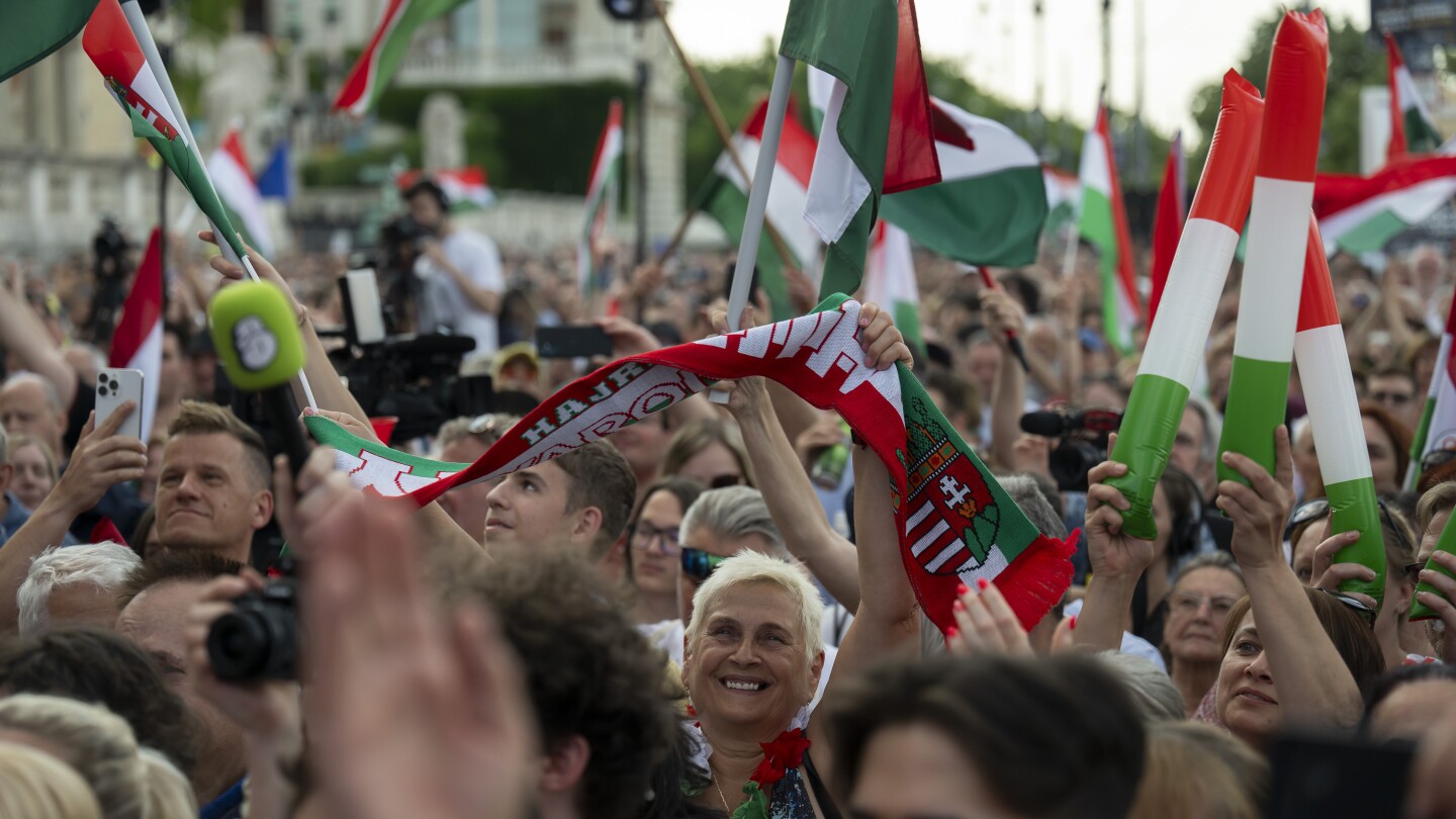 БУДАПЕЩА Унгария АП — Близо дузина политици се качиха на