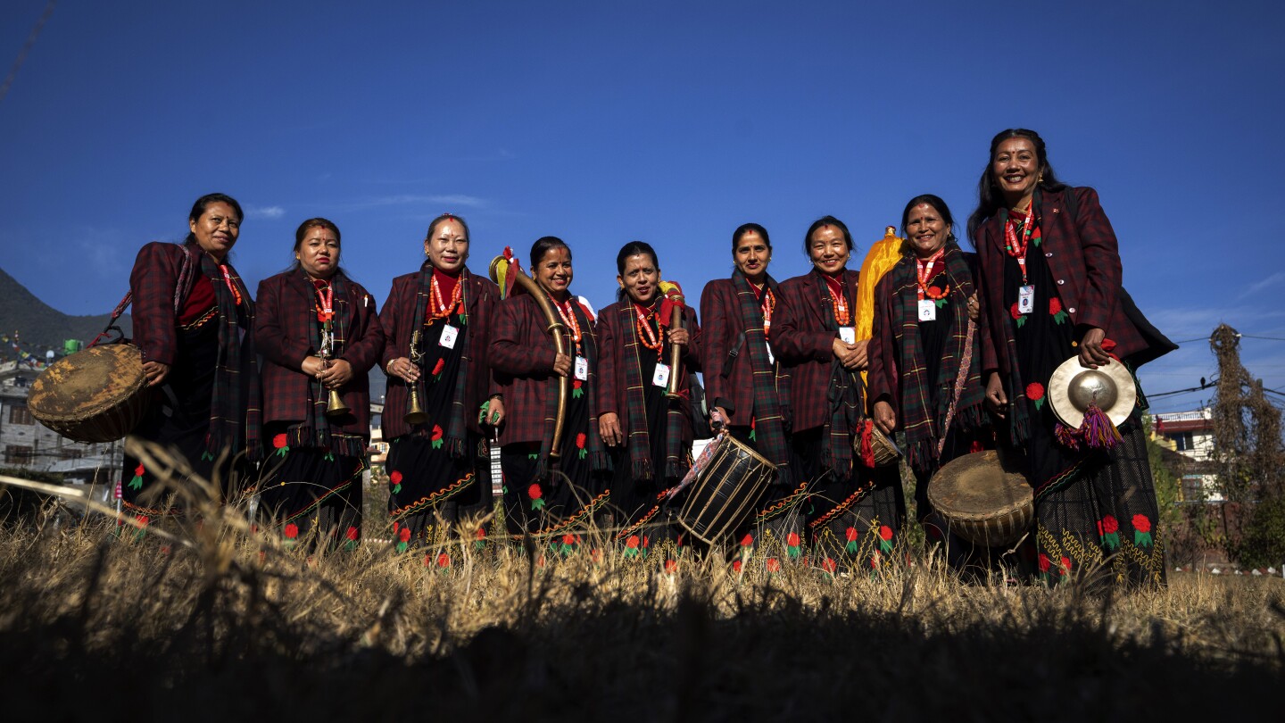 СНИМКИ AP: Жените в Непал поддържат изкуството на традиционните инструменти живо въпреки миналото си