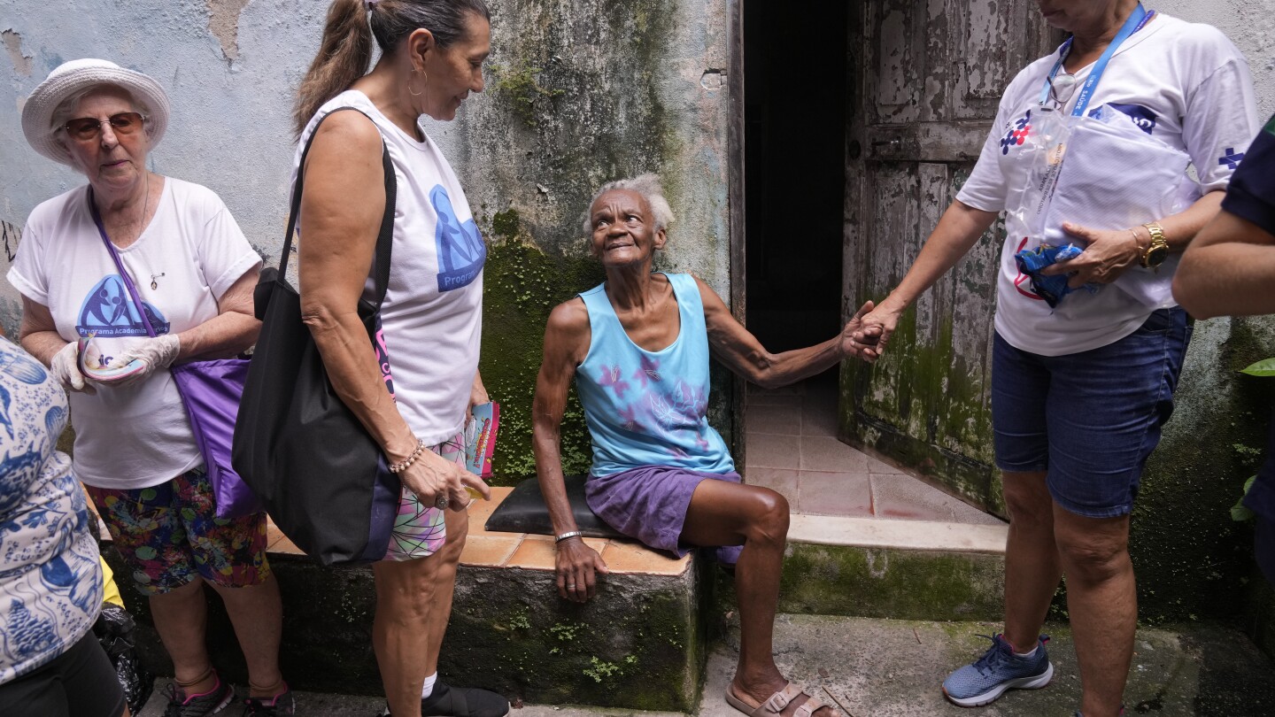 За да се борят с епидемията от денга, здравните агенти в Бразилия претърсват сметища и покриви за комари