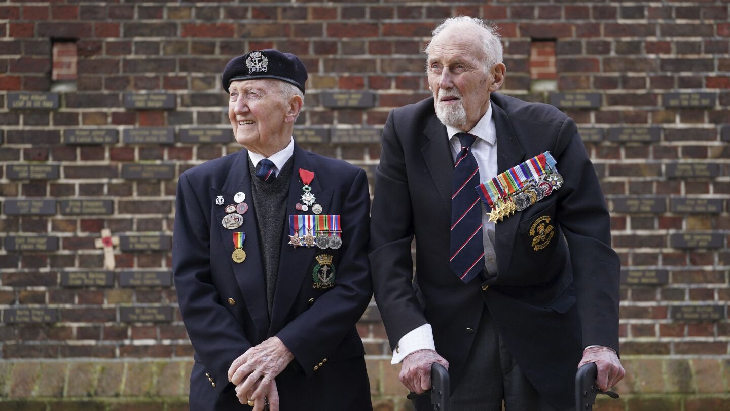 Ветерани от Деня D във Великобритания отдават почит на другарите си, тъй като 13 имена са добавени към мемориал