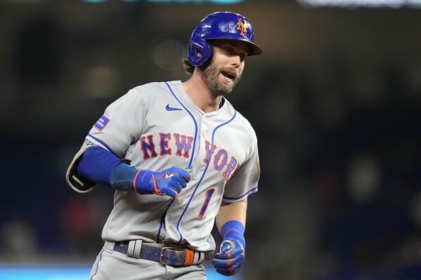 Jeff McNeil hits a little league 3-run homer to give the Mets the
