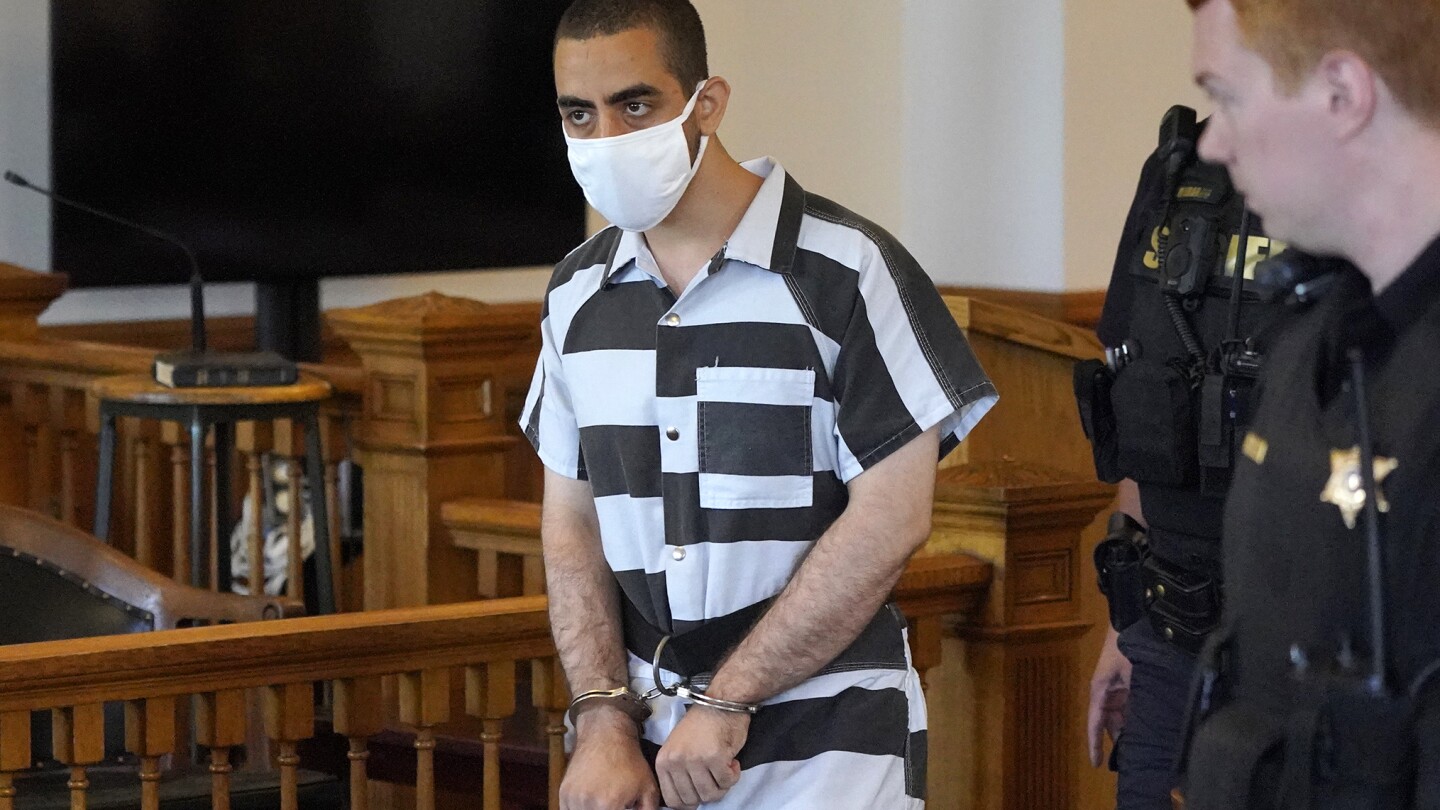 Отложен процес срещу мъж, обвинен в намушкването с нож на писателя Салман Рушди през 2022 г.