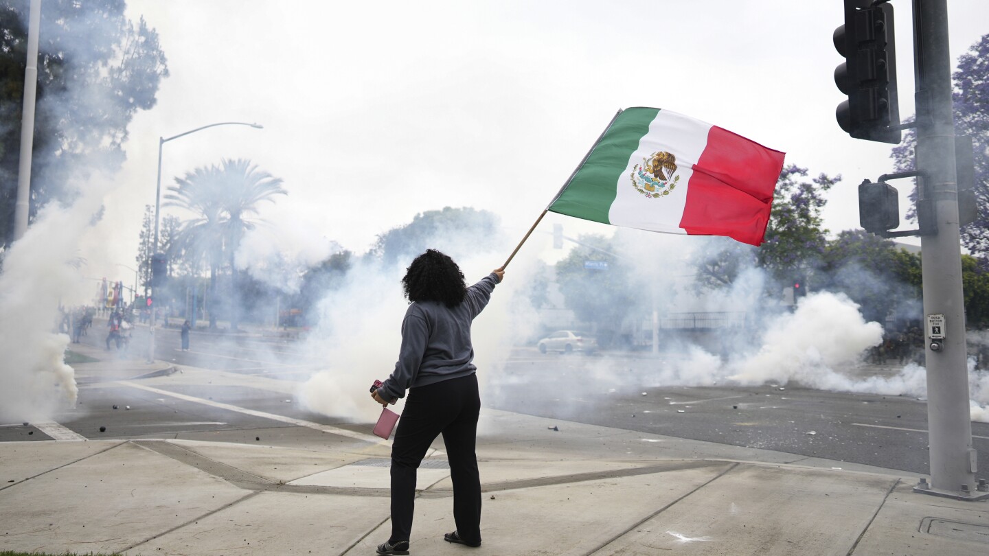 Llegan a Los Ángeles efectivos de la Guardia Nacional despachados por Trump para sofocar protestas