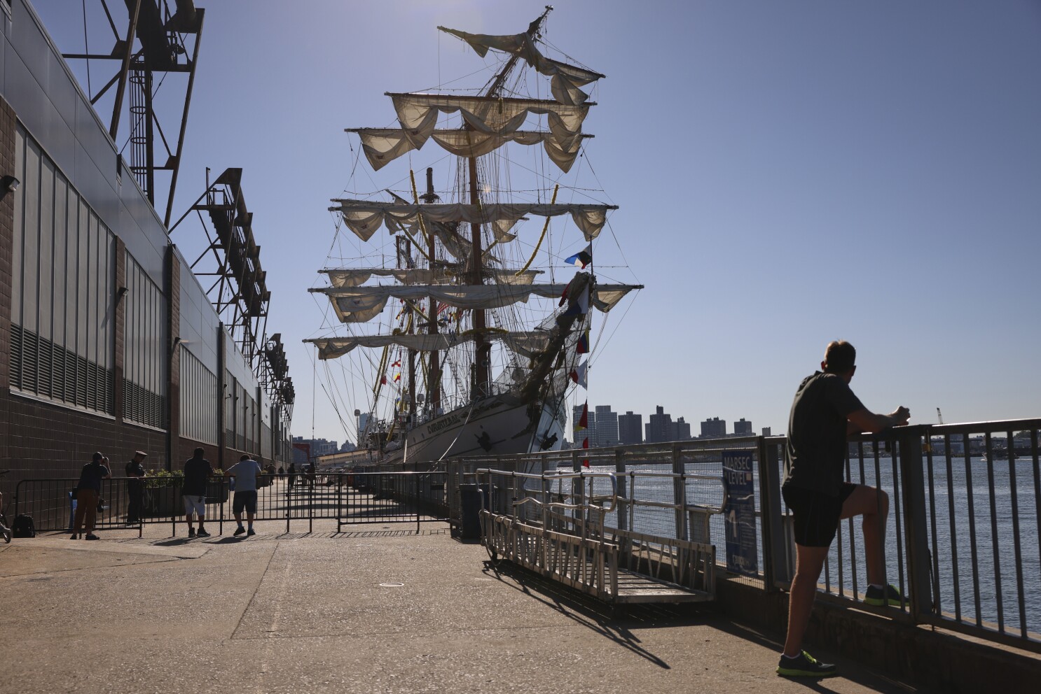 Turbulent waters may have contributed to Mexican tall ship's crash into Brooklyn Bridge