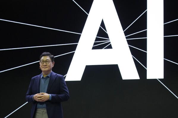 JH Han, VD och Head of Device Experience på Samsung Electronics, talar vid Samsungs presskonferens inför CES Technology Show i Las Vegas måndagen den 8 januari 2024.  (AP Photo/John Locher)