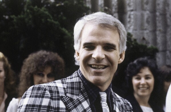 Arquivo - O comediante Steve Martin chega na estreia de seu filme, "Homens mortos não usam xadrez" Em Los Angeles, em 9 de maio de 1982. Martin é tema de um novo documentário "Steve!  (Martin) é um documentário em duas partes." (Foto AP / Doug Pysak, arquivo)