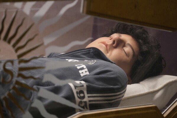 ARCHIVO - El cuerpo de Carlo Acutis, un adolescente italiano que murió en 2006 de leucemia, yace en su tumba en Asís, Italia, el sábado 1 de marzo de 2025. (AP Foto/Gregorio Borgia, Archivo)