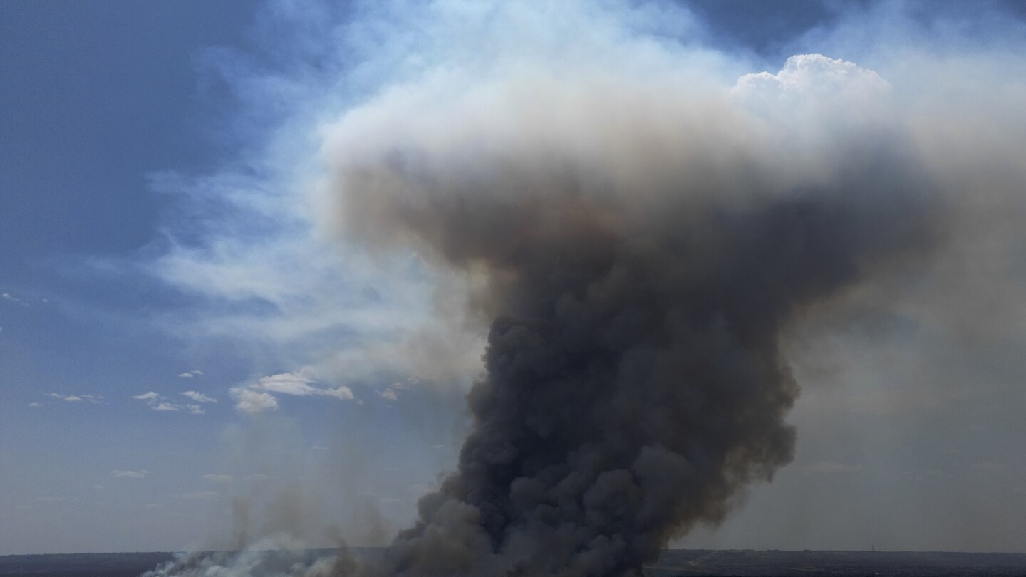 I vigili del fuoco brasiliani combattono un incendio in un parco nazionale che ha avvolto Brasilia di fumo