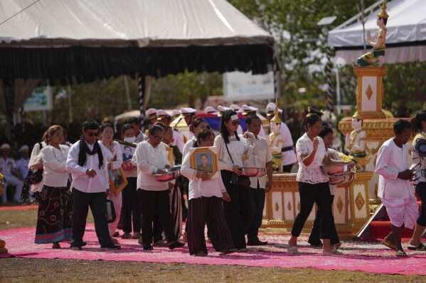 TẬP TIN - Trong bức ảnh này do Agence Kampuchea Press (AKP) công bố, thân nhân của các binh sĩ Campuchia tập trung để làm lễ tang cho tất cả những người đã thiệt mạng trong vụ nổ đạn dược tại một căn cứ quân sự ở tỉnh Kampong Speu, Campuchia, vào ngày 28 tháng 4 năm 2024. Một vụ nổ ở tây nam Campuchia cuối tuần qua khiến 20 binh sĩ thiệt mạng tại một căn cứ quân sự dường như là một vụ tai nạn do quân đội xử lý sai đạn dược, một quan chức quân sự cấp cao cho biết hôm thứ Ba, ngày 30 tháng 4. (AKP qua AP, File)