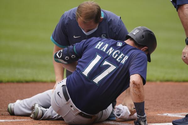 Mariners' Haniger fouls pitch off left knee, suffers bruise